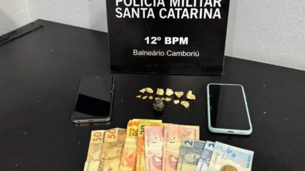tráfico de drogas,prisão em Balneário Camboriú,operação policial SC,entorpecentes,abordagem policial,drogas escondidas,boletins de ocorrência,polícia militar,denúncia anônima,ação coordenada,crack apreendido,condução de suspeitos,central de plantão,rua Corupá,avenida Atlântica