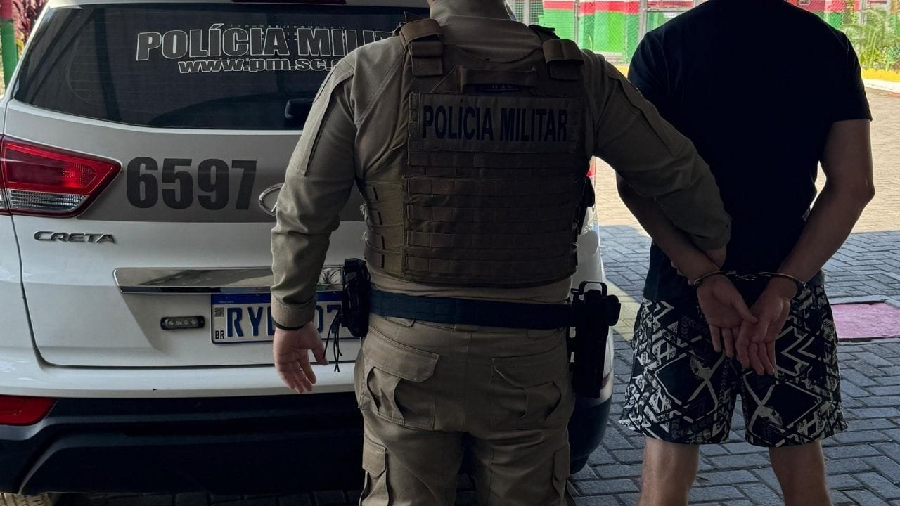 mandado de prisão,polícia militar Camboriú,prisão por drogas,cocaína apreendida,abordagem em Camboriú,bairro Tabuleiro,boletim de ocorrência,entorpecentes,posse de entorpecentes,prisão com drogas,homem foragido,ação da polícia,flagrante,histórico criminal,tráfico e furto