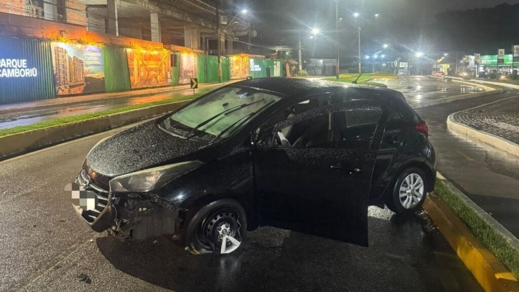 acidente de trânsito Camboriú,motorista embriagado,Avenida Santa Catarina,HB20 colidido,bafômetro recusado,embriaguez ao volante,licenciamento vencido,polícia militar SC,uso de algemas,resistência à prisão,Instituto Geral de Perícias,delegado Camboriú,garrafa de cerveja no carro,voz de prisão motorista,carro removido ao pátio