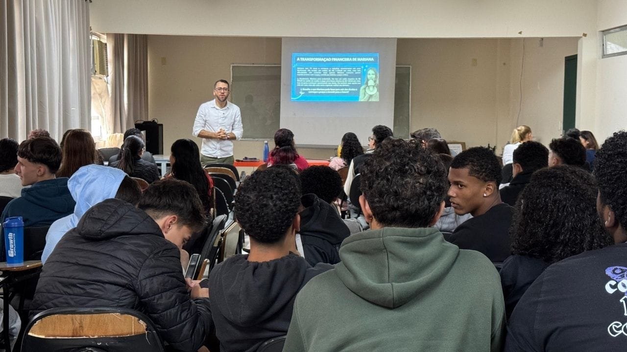 educação financeira,planejamento financeiro,consumo consciente,poupança,investimentos,alunos do ensino médio,oficinas educativas,previdência complementar,ENEF,finanças nas escolas,IBGE,aposentadoria,cursos gratuitos,longevidade,controle de gastos