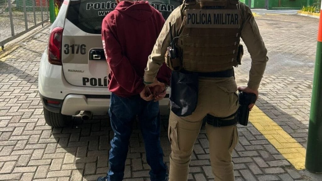 foragido recapturado,Balneário Camboriú,mandado de recaptura,tráfico de drogas,Artigo 33 Lei 11.343,Polícia Militar SC,patrulhamento bairro São Judas,prisão por tráfico,Complexo Penitenciário Vale do Itajaí,criminoso foragido,recaptura policial,abordagem PM,sistema prisional SC,crime tráfico drogas,prisão preventiva