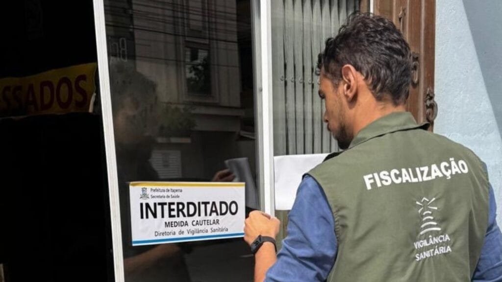 Vigilância Sanitária de Itapema,restaurante interditado,condições insalubres,segurança alimentar,saúde pública,fiscalização sanitária,denúncia de irregularidade,alimentos vencidos,higiene alimentar,inspeção sanitária,acúmulo de sujeira,riscos à saúde,grelhas sujas,Ouvidoria Municipal,fiscalização em restaurante