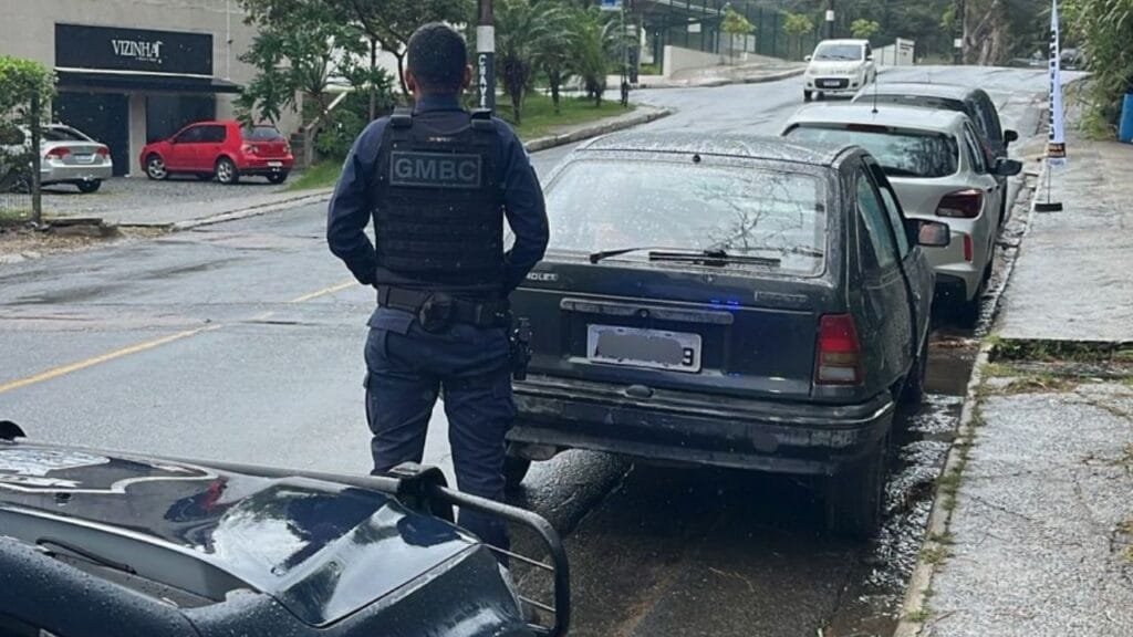Guarda Municipal Balneário Camboriú,veículo furtado recuperado,Chevrolet Kadett furtado,patrulhamento preventivo,recuperação de veículo,segurança em Balneário Camboriú,Central de Plantão Policial,furto de carro,ação rápida da Guarda,guinchamento de veículo,Bairro da Barra,operação policial,crime de furto,segurança pública SC,polícia Balneário Camboriú