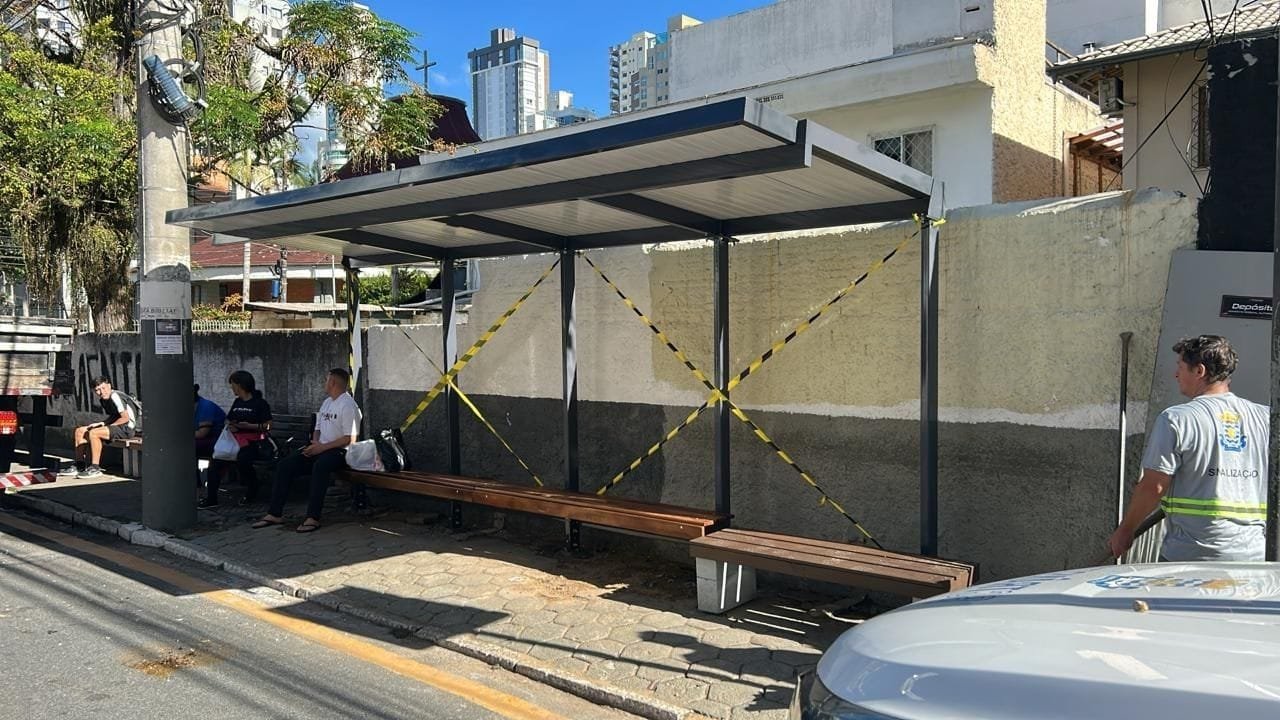 ponto de ônibus Balneário Camboriú,instalação ponto de ônibus,acidente de trânsito Balneário Camboriú,BC Trânsito,transporte coletivo BC Bus,estrutura de ônibus moderna,CEIV Balneário Camboriú,madeira tropical certificada,vidro temperado 8mm,telha sanduíche,ônibus Transpiedade,medida mitigatória transporte,conforto transporte público,segurança no transporte,reconstrução ponto de ônibus