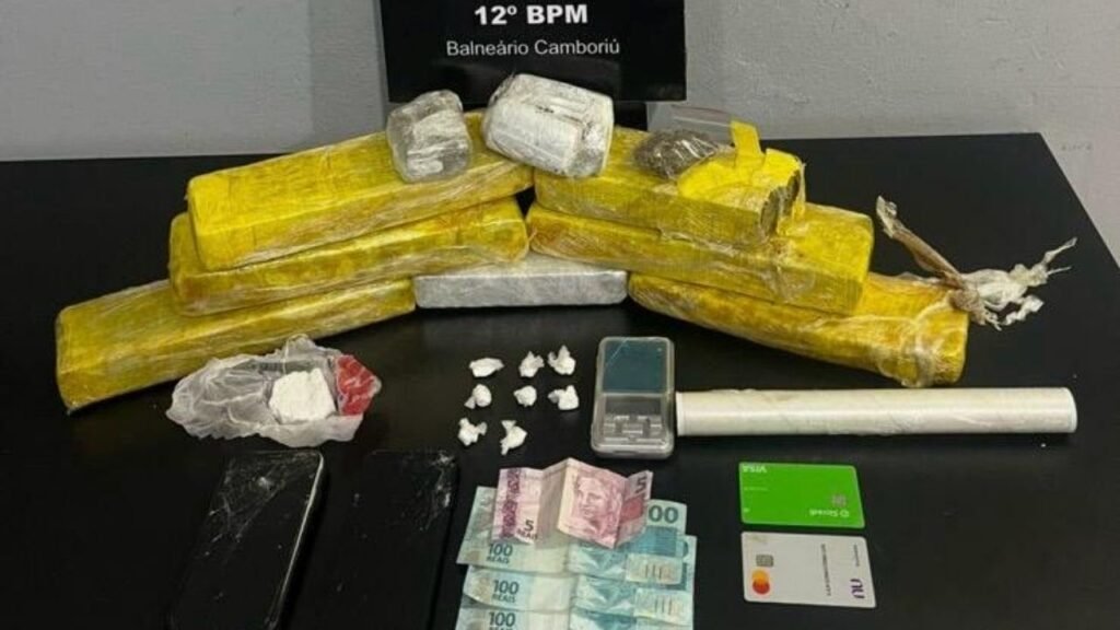 perseguição policial em Camboriú,casal preso com drogas,apreensão de maconha em SC,tráfico de drogas em Balneário Camboriú,Hyundai Elantra apreendido,Polícia Militar SC,drogas em Itapema,fuga da polícia,entorpecentes apreendidos SC,crime em Camboriú