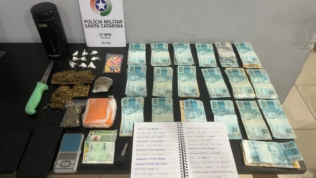 prisão tráfico de drogas,Balneário Camboriú,Polícia Militar SC,perseguição policial,motocicleta suspeita,cocaína maconha skank,caderno tráfico drogas,ecstasy apreendido,caderno anotações tráfico,balança de precisão,fuga a pé,Rua Pascoal Moreira Cabral Leme,detido tráfico,motos tráfico drogas,drogas Balneário Camboriú