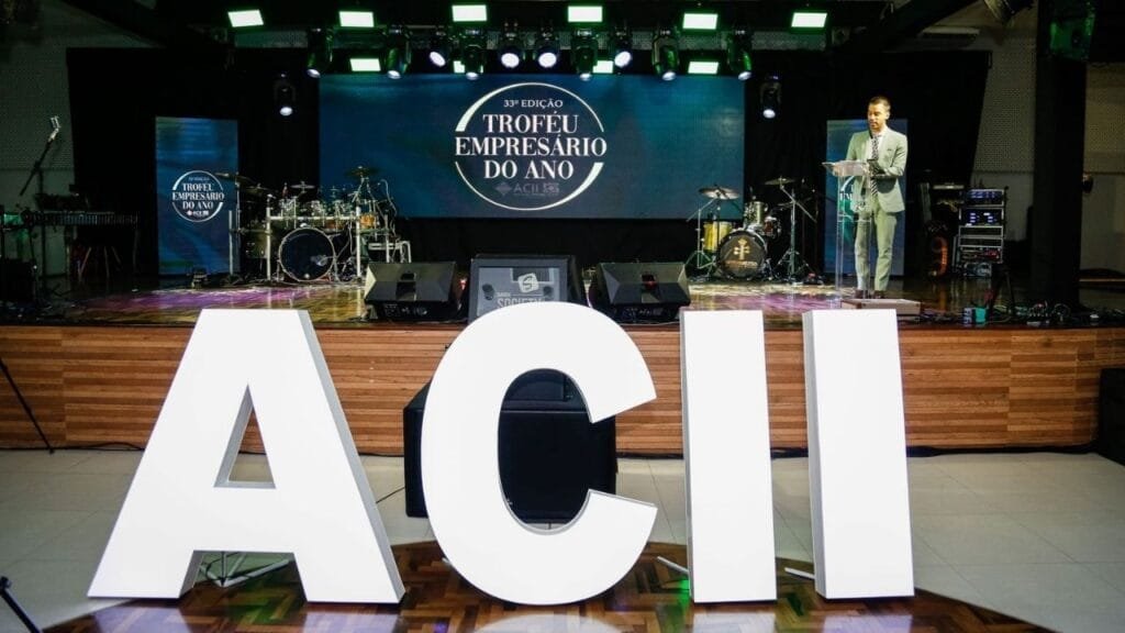 Prêmio Empresário do Ano,ACII Itajaí,inovação empresarial,jovens empreendedores,logística internacional,destaque empresarial,BRF,indústria alimentícia,pescados em conserva,vestidos de noiva artesanais,fisioterapia digital,realidade virtual na saúde,empresárias de sucesso,reconhecimento empresarial,desenvolvimento econômico local