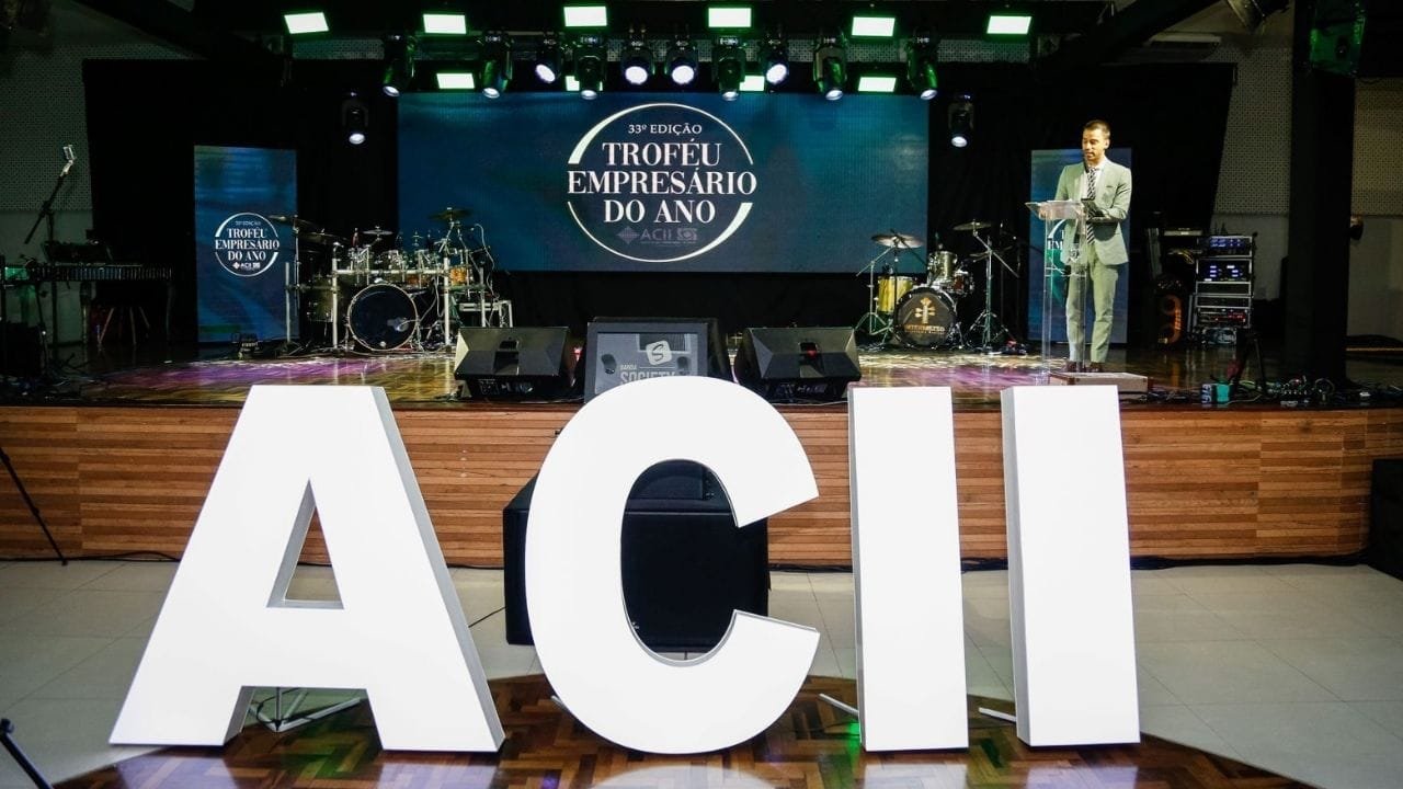 Prêmio Empresário do Ano,ACII Itajaí,inovação empresarial,jovens empreendedores,logística internacional,destaque empresarial,BRF,indústria alimentícia,pescados em conserva,vestidos de noiva artesanais,fisioterapia digital,realidade virtual na saúde,empresárias de sucesso,reconhecimento empresarial,desenvolvimento econômico local