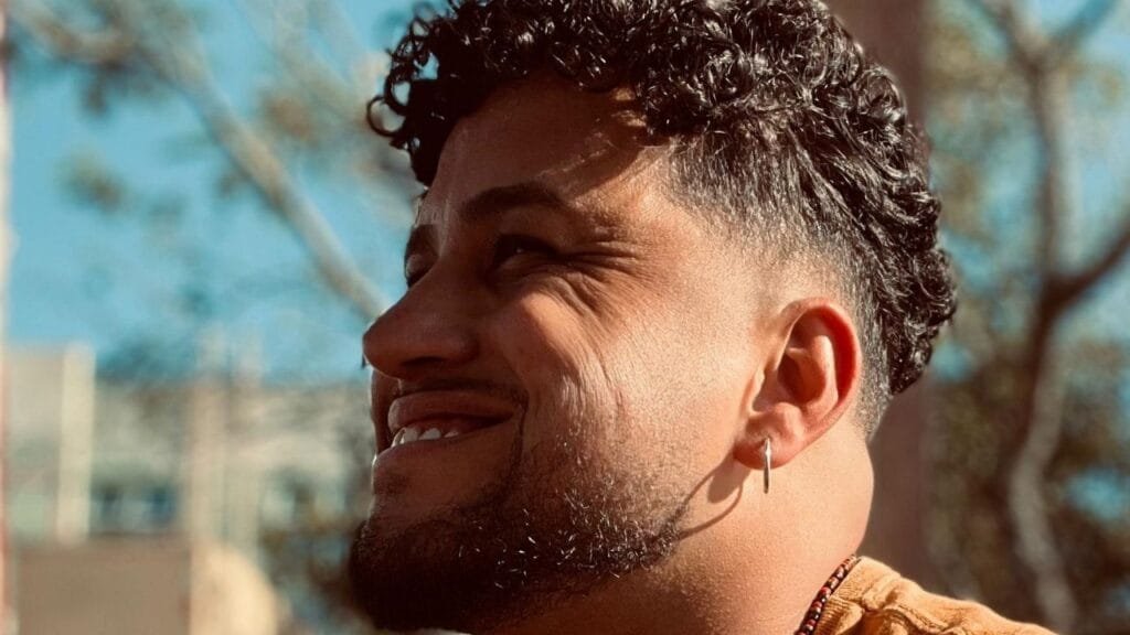 James Ratiere livro novo,Todos os Lugares que Não Habitei,Editora Minimalismos,pré-venda poesia 2025,livros sobre amor e reconstrução,poesia sobre desilusão,poetas LGBTQIA+ Brasil,livro sobre autoconhecimento,poesia intimista brasileira