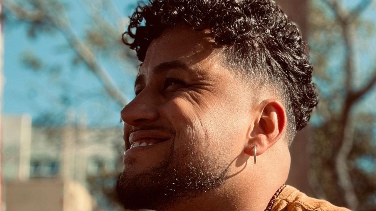 James Ratiere livro novo,Todos os Lugares que Não Habitei,Editora Minimalismos,pré-venda poesia 2025,livros sobre amor e reconstrução,poesia sobre desilusão,poetas LGBTQIA+ Brasil,livro sobre autoconhecimento,poesia intimista brasileira