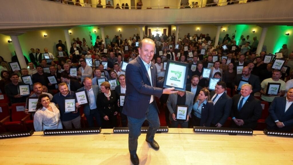 Programa Casa Catarina,habitação social Santa Catarina,construção de casas SC,regularização fundiária SC,investimento em moradia,municípios beneficiados SC,moradia para baixa renda,governo SC habitação,edital para construção,famílias beneficiadas,lar legal,assistência social SC,construção de moradias,renda até dois salários,recursos para habitação