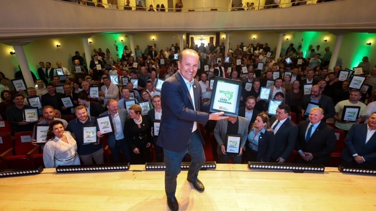 Programa Casa Catarina,habitação social Santa Catarina,construção de casas SC,regularização fundiária SC,investimento em moradia,municípios beneficiados SC,moradia para baixa renda,governo SC habitação,edital para construção,famílias beneficiadas,lar legal,assistência social SC,construção de moradias,renda até dois salários,recursos para habitação