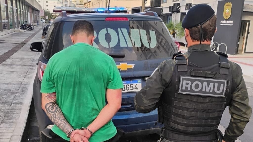 Guarda Municipal Balneário Camboriú,prisão por violência doméstica,violência doméstica na Quinta Avenida,ROMU Balneário Camboriú,prisão em flagrante SC,crime contra mulher SC,apoio policial,Central de Plantão Policial,agredir companheira,crime doméstico,segurança pública SC,operação policial rápida,abordagem policial,suspeito preso,atendimento de violência doméstica