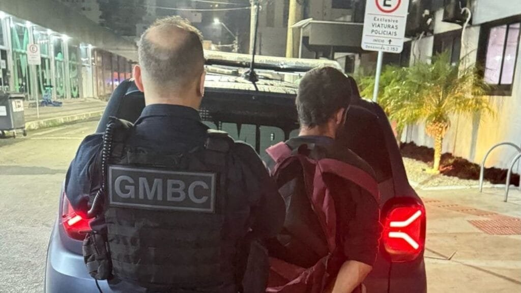 furto de fiação elétrica,Guarda Municipal Balneário Camboriú,prisão por furto,roubo de cabos elétricos,crime em Balneário Camboriú,Central de Operações 153,Central de Plantão Policial,furto madrugada,segurança pública Balneário Camboriú,detenção por furto,crime elétrico,roubo de fiação,investigação policial,ação da Guarda Municipal,denúncia de furto