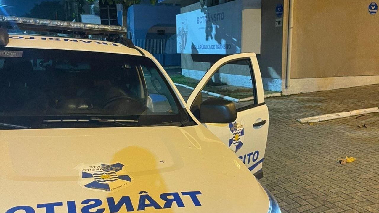 tentativa de furto Balneário Camboriú,Agentes de Trânsito prisão,Escola Pública de Trânsito Balneário Camboriú,invasão de prédio,crime tentado,Central de Operações e Monitoramento 153,prisão madrugada,segurança pública Balneário Camboriú,detenção por tentativa de furto,ação policial,crime no Bairro dos Estados,calha retirada,polícia Balneário Camboriú,CPP Balneário Camboriú,ocorrência de furto