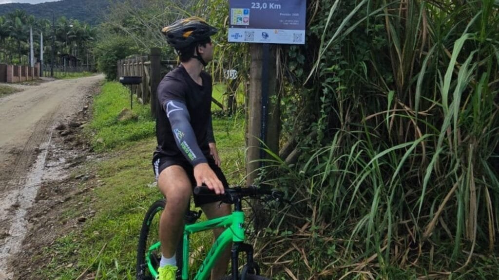 cicloturismo em Porto Belo,rota de cicloturismo,turismo sustentável,trilhas em Santa Catarina,QR Code Strava,Píer Turístico Porto Belo,bicicleta e natureza,pontos de apoio ao ciclista,paisagens naturais,turismo esportivo,pedal em Porto Belo,rota sinalizada,Google Maps cicloturismo,ecoturismo SC,aventura de bike