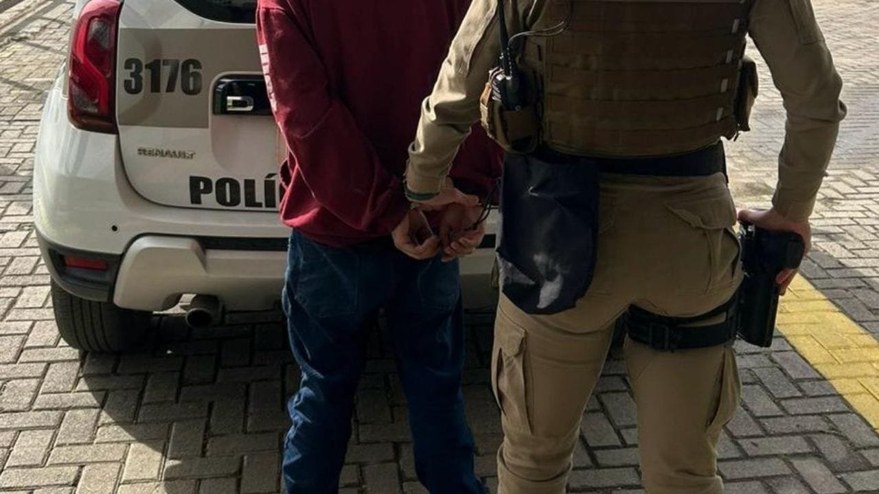 mandados de prisão,Balneário Camboriú,Camboriú,tráfico de drogas,furto,posse ilegal de arma,Polícia Militar SC,cumprimento de mandados,segurança pública,crimes em Balneário Camboriú,operações policiais,Polícia Militar Vale do Itajaí,prisão furto,detenção tráfico,reforço segurança pública