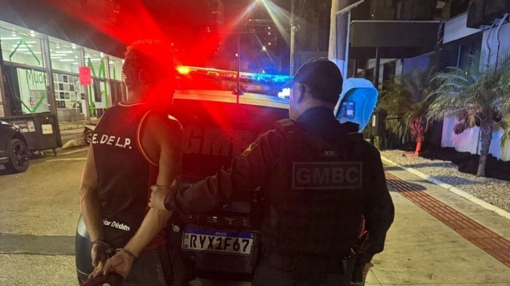 Guarda Municipal de Balneário Camboriú,furto na Avenida Brasil,apropriação indébita,prisão em flagrante,celular roubado,morador de rua,objeto furtado,CPP,recuperação de bem,segurança em Balneário Camboriú,patrulhamento preventivo,denúncia popular,atuação policial,centro comercial,crimes urbanos