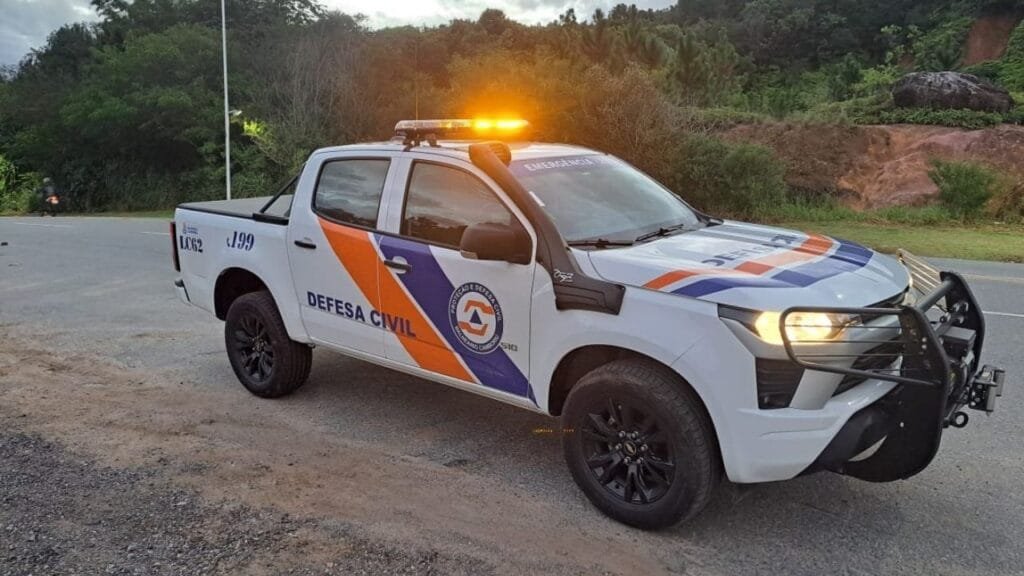 Defesa Civil SC,simulado de desastres,Balneário Camboriú,evacuação simulada,gabinete de crise,gestão de emergências,SPDC,simulado estadual SC,proteção civil,prevenção de catástrofes,abrigos temporários,ajuda humanitária,coronel Aldo Baptista Neto,Juliana Pavan,segurança pública