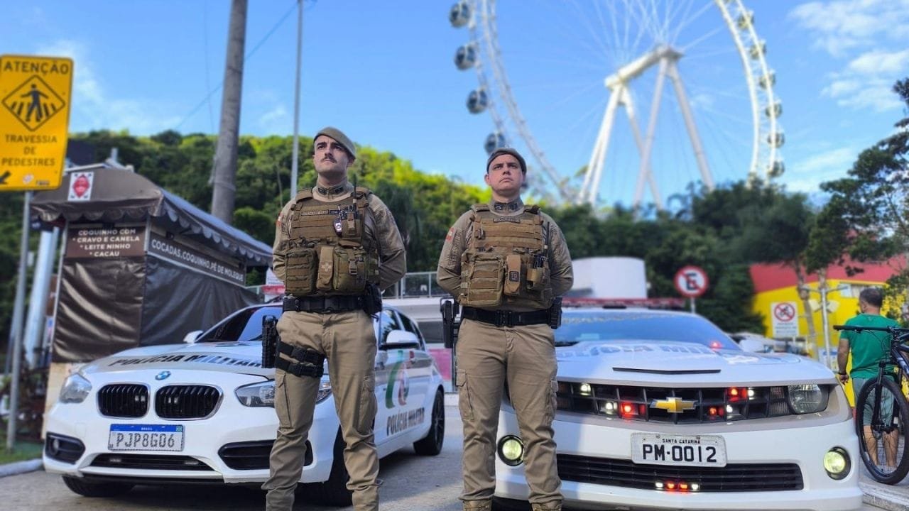 adolescente apreendido em Balneário Camboriú,tráfico de drogas na praia central,operação lei e ordem PM,polícia militar SC,drogas em Balneário Camboriú,motopatrulhamento,ação policial na Avenida Atlântica,crack e cocaína,praça Almirante Tamandaré