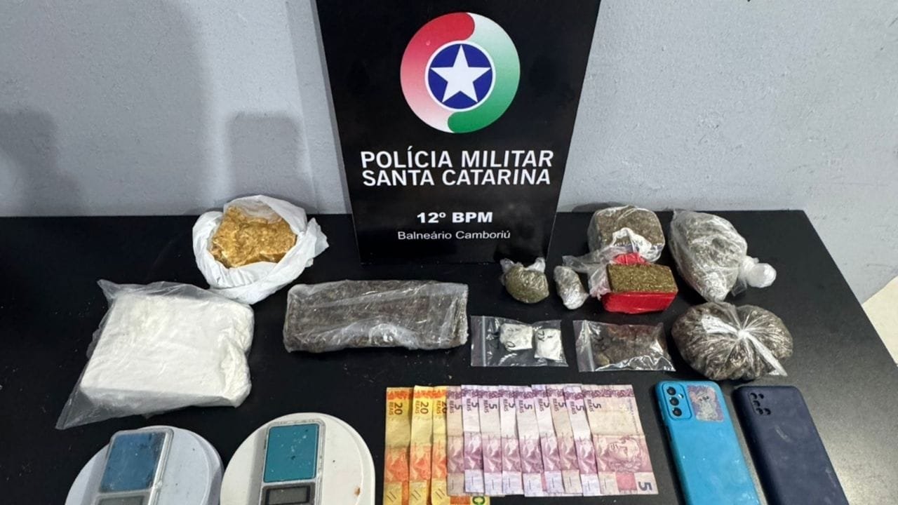 tráfico de drogas,prisão em Balneário Camboriú,operação policial,crack apreendido,cocaína apreendida,skunk,haxixe,balança de precisão,inteligência policial,flagrante,casal preso,12º BPM,abordagem policial,movimentação suspeita,Rua Aurora