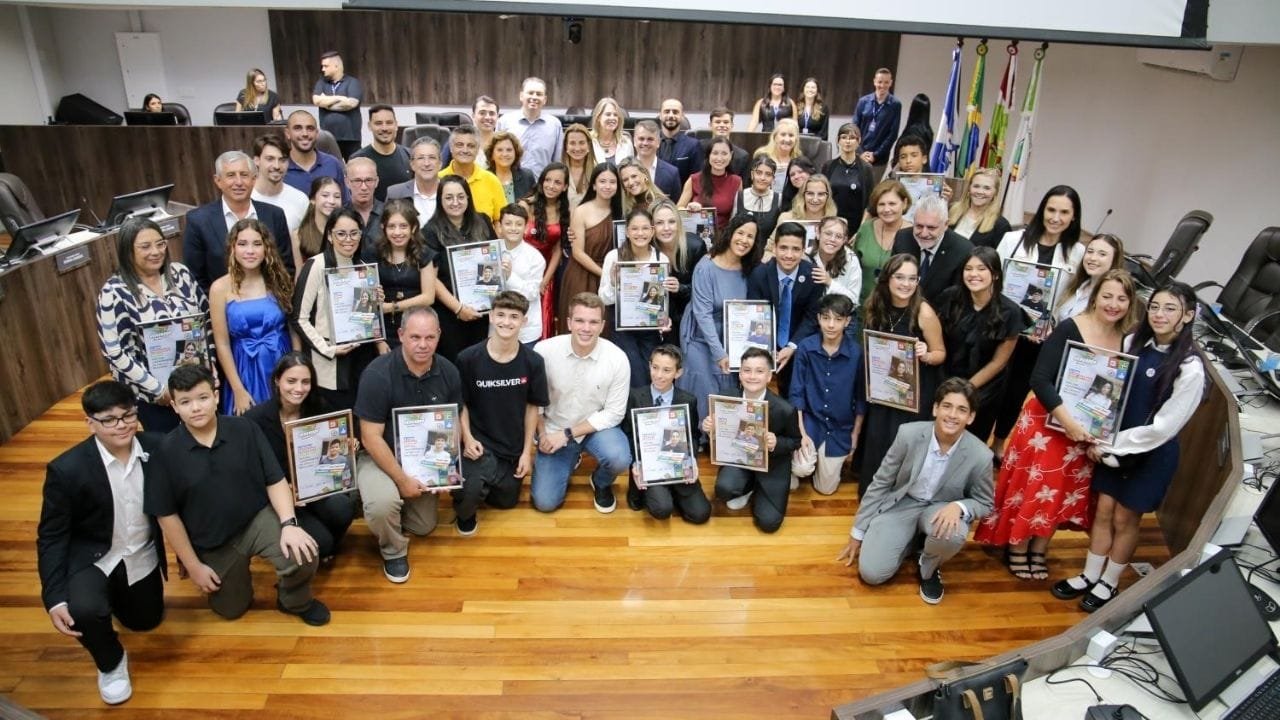 vereadores mirins Balneário Camboriú,Câmara Mirim 2025,posse vereadores mirins,mesa diretora mirim,eleição Câmara Mirim,legislatura mirim BC,jovens parlamentares BC,educação política BC