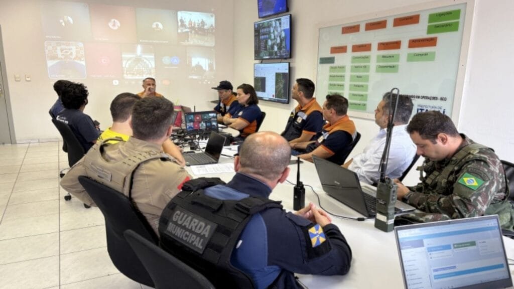 simulado de desastres,Itajaí,defesa civil,gestão de risco,alerta de emergência,inundações em Itajaí,abrigo emergencial,sistema de gerenciamento de ocorrências,drones em mapeamento,decreto de emergência,ajuda humanitária,campanha de doações,resgate e salvamento,liberação do FGTS,participação comunitária