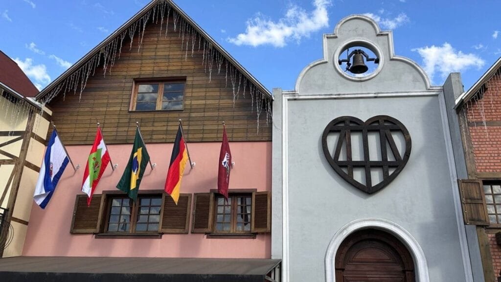 Coração Enxaimel,Alles Park,Pomerode SC,cultura germânica,arquitetura enxaimel,artesãos alemães,tradição cultural,parque temático,madeira nobre,Festa Pomerana,Wandergesellen,Heimat Arquitetura,turismo cultural,Vila Germânica,símbolo de Pomerode