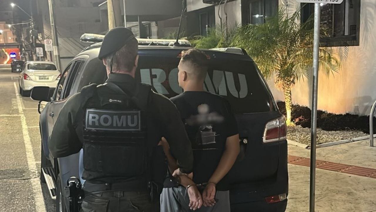 Guarda Municipal,prisão por contrabando,rodoviária de Balneário Camboriú,operação policial,cigarro Gudang Garam,Apple Watch apreendido,câmeras digitais contrabandeadas,perfumes importados,vapers ilegais,Polícia Federal,produtos ilegais,carga ilícita,flagrante contrabando,ação da guarda,apreensão na rodoviária
