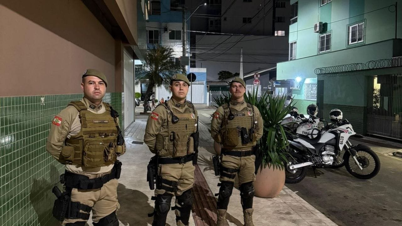 Polícia Militar de SC,acampamento irregular,fiscalização urbana,moradia clandestina,denúncia em Balneário Camboriú,remoção de barracas,lei municipal 300/1974,ocupação de calçadas,furto e posse de drogas,tranquilidade pública,higiene urbana,artigo 104,artigo 114,acúmulo de lixo,ordem pública