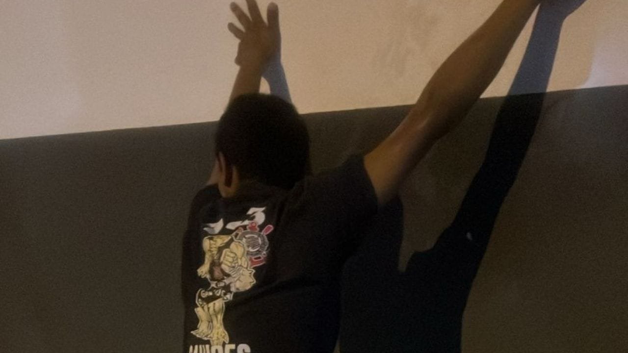 violência urbana,torcidas organizadas,confronto policial,intervenção da guarda,facão na rua,ameaça pública,segurança em bairros,conflito de torcida,detenção no Jardim Praia Mar,ação policial noturna,resistência à prisão,Instituto Médico Legal,uso de algemas,tumulto urbano,investigação policial