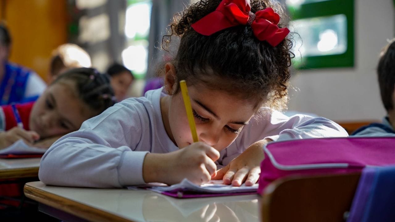 inglês para crianças SC,rede estadual catarinense,alfabetização bilíngue,formação de professores,plataforma de ensino de inglês,Jorginho Mello educação,políticas educacionais 2025,ensino público de qualidade,material didático gratuito