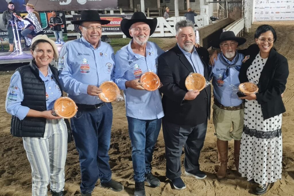 Antônio Hillesheim,AM Construções,Rodeio CTG Os Praianos,cultura gaúcha SC,eventos tradicionalistas SC,patrocinadores do rodeio,tradição gaúcha em São José,apoio à cultura local,Douglas Hillesheim,Milene Hillesheim,CTG Os Praianos 2025