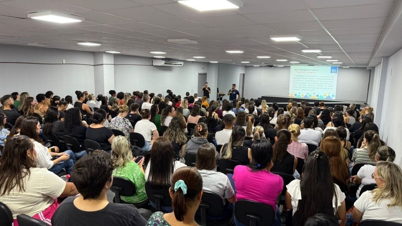 educação inclusiva Itapema,formação para auxiliares de sala,capacitação educação especial,jogos adaptados na educação,estratégias lúdicas para inclusão,Erickson Jones Lima,formação professores Itapema,necessidades educacionais específicas,Secretaria Municipal de Educação,inclusão escolar,prática pedagógica inclusiva,capacitação em jogos educativos,desenvolvimento infantil inclusivo,rede municipal Itapema,educação humanizada