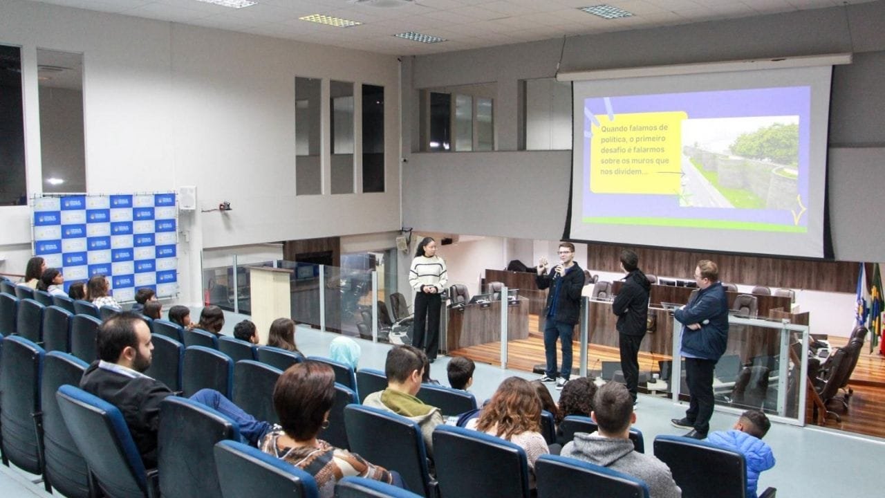 Projeto Olhares da Vila,visita à Câmara de Balneário Camboriú,crianças na política,Udesc Cesfi,oficinas de audiovisual,alfabetização midiática infantil