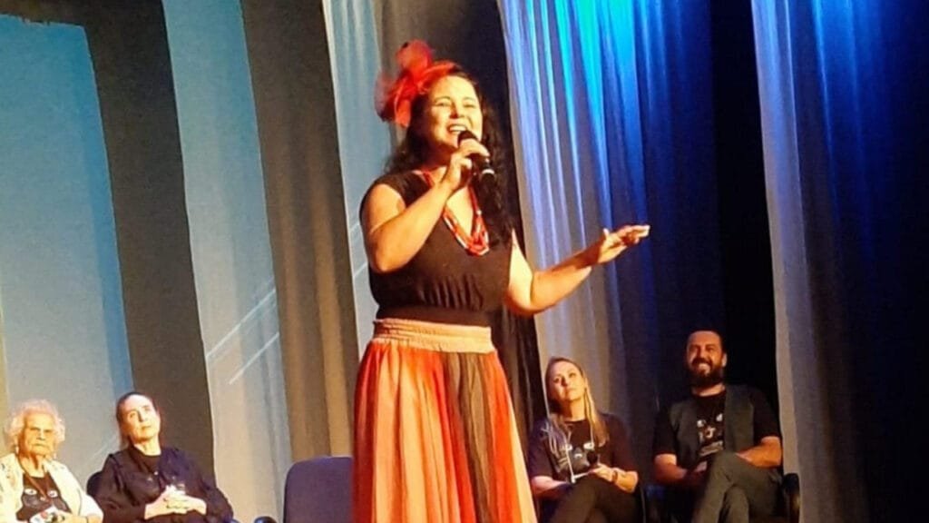 contação de histórias,curso gratuito,Balneário Camboriú,formação artística,certificado gratuito,arte-educadora Potyra Najara,projeto cultural,histórias com emoção,curso em SC,narrativa oral,acessibilidade em cursos,inclusão cultural,ação social com livros,ônibus de histórias,técnica de narração