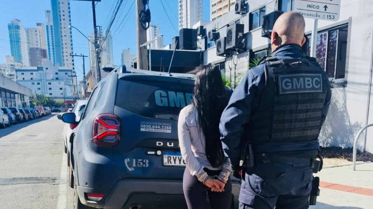 Guarda Municipal BC,prisão por posse de drogas,Bairro dos Municípios Balneário Camboriú,mulher com crack,Rua Corupá tráfico,drogas apreendidas Balneário Camboriú,Central de Plantão Policial BC,patrulhamento policial,flagrante de drogas BC