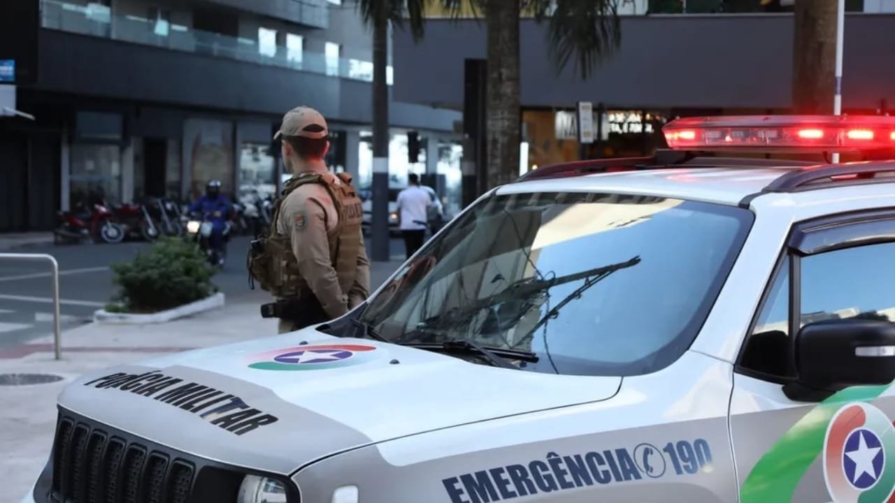 PM SC,Camboriú,prisão mandado,tráfico de drogas,exploração sexual,foragida da Justiça,Polícia Militar