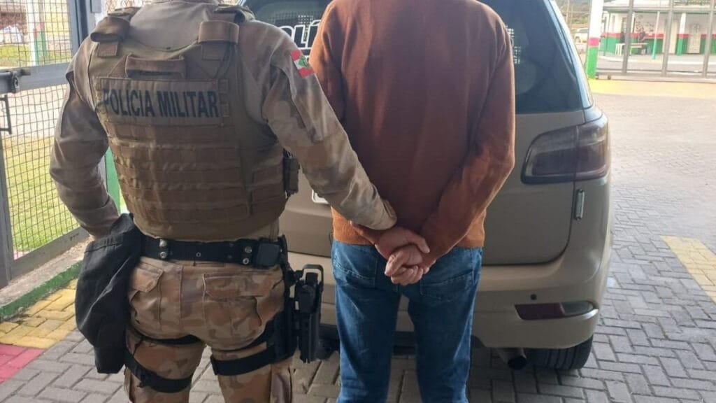 prisões Balneário Camboriú,mandado de prisão tráfico,Maria da Penha SC,violência contra a mulher Camboriú,Polícia Militar mandados,prisão exploração sexual SC