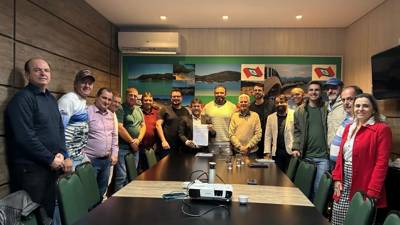 obra em porto belo,contenção de solo,pavimentação em concreto,servidão carmem vieira,alto perequê,assinatura termo de compromisso,investimento municipal,outorga onerosa,troca por obra,infraestrutura urbana porto belo,empresa canto grande engenharia,profor construtora,prefeitura de porto belo,obra com verba própria,segurança viária