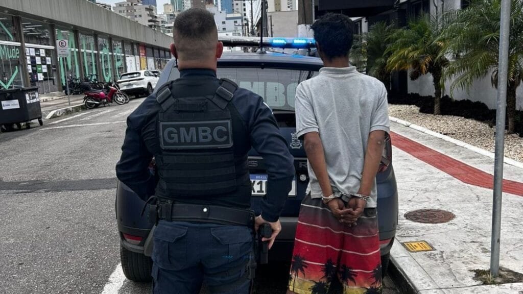 Guarda Municipal,tráfico de drogas,prisão Rua Corupá,pedras de crack,CPP Balneário Camboriú,denúncia tráfico,flagrante BC,Bairro dos Municípios,venda de drogas,suspeito preso,droga ilícita,crack BC,prisão 2 de junho,abordagem policial,polícia Balneário Camboriú