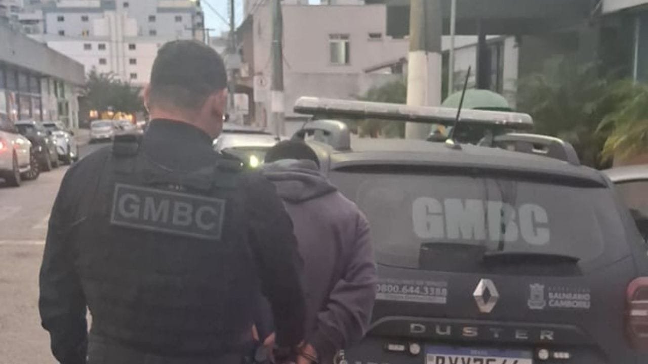 foragido tráfico,mandado de prisão,Rua 1900 BC,centro Balneário Camboriú,importunação colégio,guarda municipal BC,preso foragido,tráfico de drogas,prisão preventiva,CPVI,abordagem policial,denúncia colégio,tráfico entorpecentes,colégio BC,segurança pública