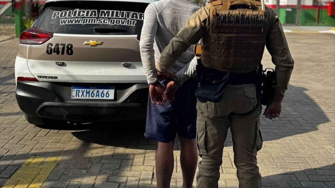 mandado de prisão,Polícia Militar,Lei Maria da Penha,lesão corporal,importunação sexual,tráfico de drogas,exploração sexual,prisão em Balneário Camboriú,CPVI,Rua Jordânia,Rua Panamá,Rua Paulo Dalago,operação policial,prisão fim de semana,inteligência policial