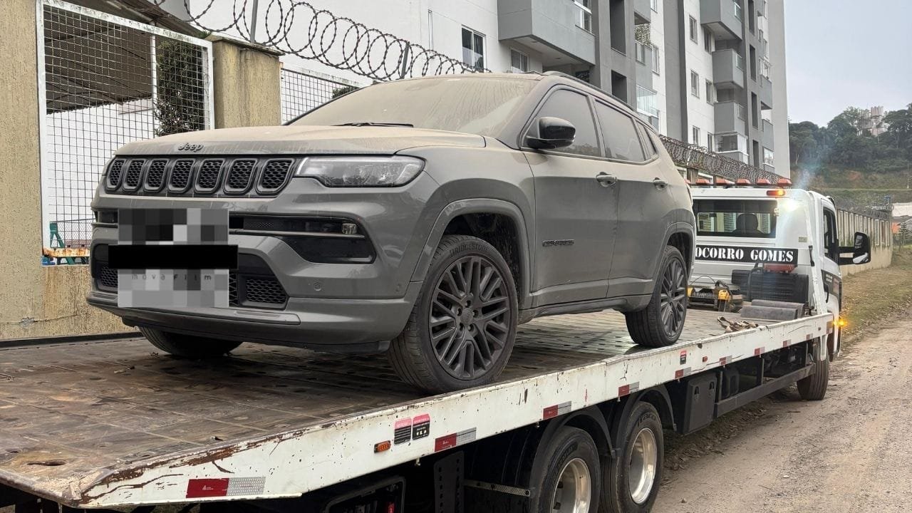 furto de veículo,Jeep Compass roubado,Balneário Camboriú,Camboriú,Pedra Branca,Rua Israel,Rua Leopoldo Leite,patrulhamento policial,recuperação de bem,veículo recuperado,ação com inteligência,delegacia BC,diligência policial,12º BPM,PM SC