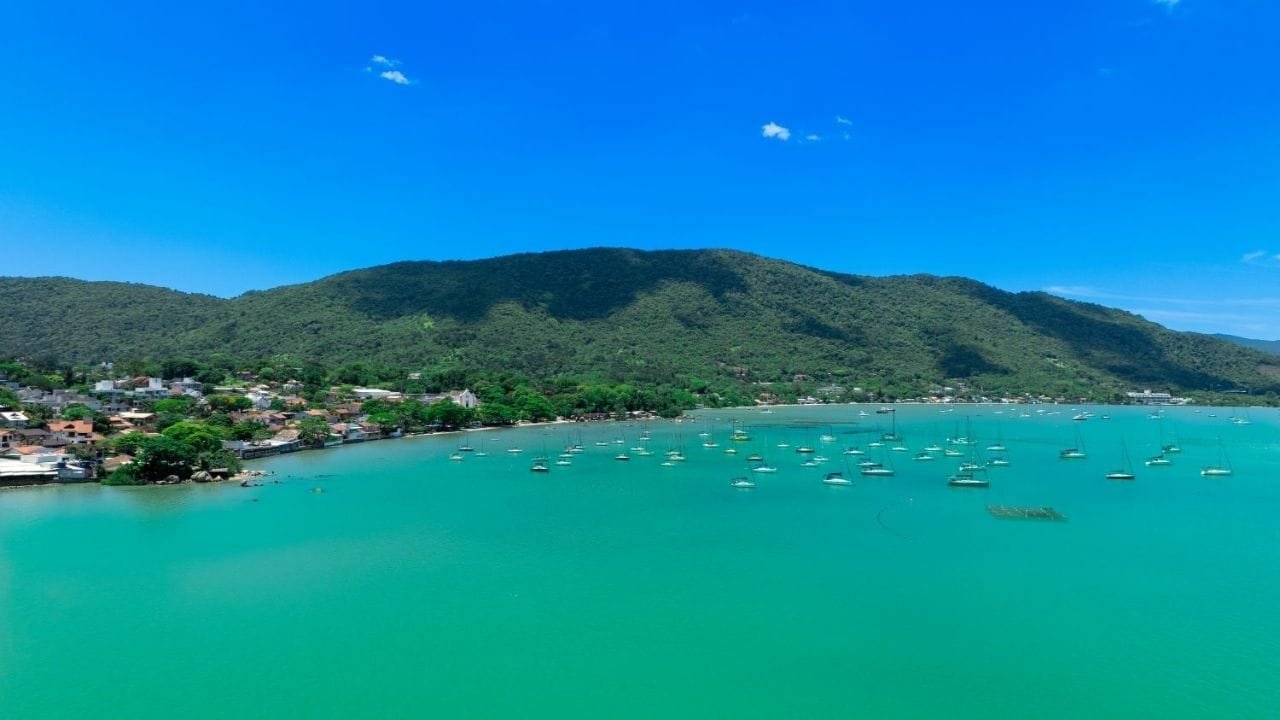 Santa Catarina,turismo internacional,novela portuguesa,TVI,paisagens catarinenses,cultura local,gastronomia catarinense,gravações em Santa Catarina,destinos turísticos,TAP Air Portugal,voo Florianópolis Lisboa,turismo qualificado,streaming internacional,novela Cacau,aumento de turistas