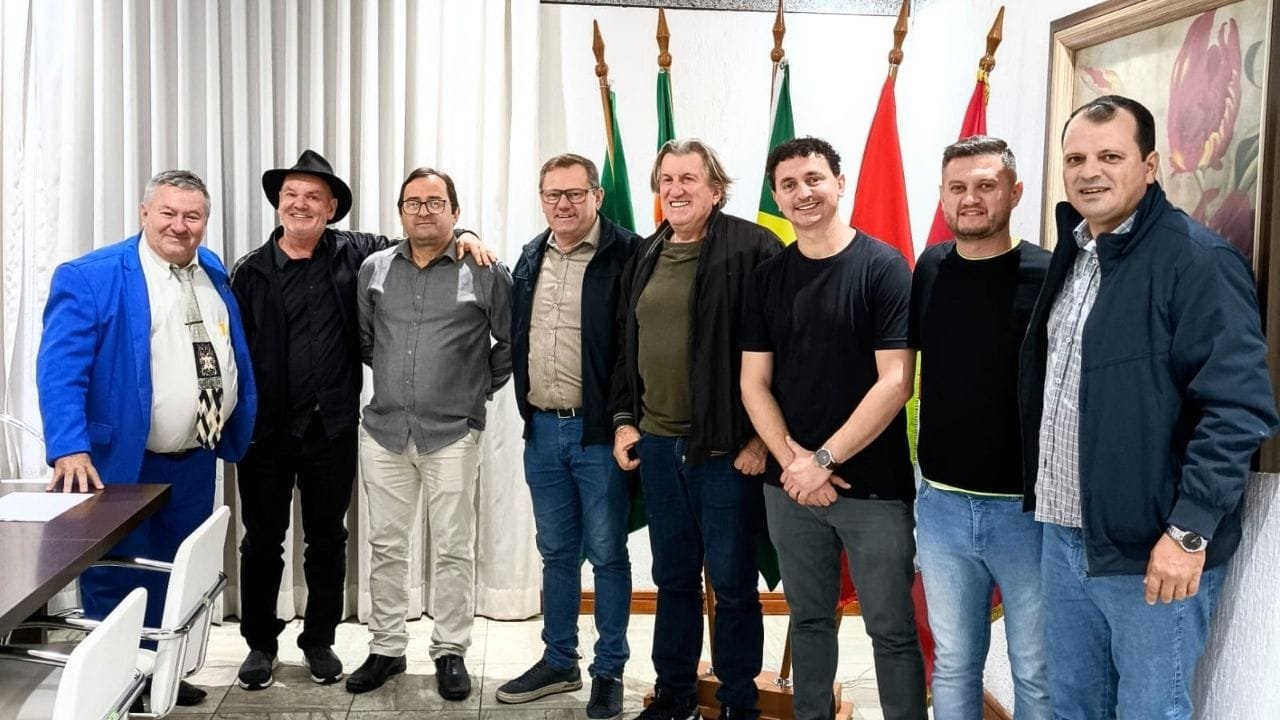 emendas parlamentares,saúde pública,assistência social,esportes em Camboriú,Rafael Pezenti,Fundo Municipal de Saúde,InvestSUS,aquisição de van,serviços de Média e Alta Complexidade,Rogério Peninha,senadora Ivete da Silveira,recursos federais,gestão municipal,apoio à saúde,vereadores MDB