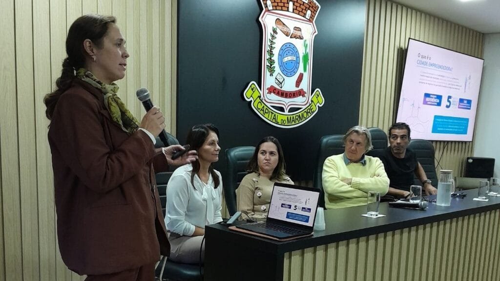 Programa Cidade Empreendedora,Camboriú turismo,Sebrae SC,desenvolvimento econômico Camboriú,gestão pública eficiente,rota turística Camboriú,gastronomia local,inclusão socioprodutiva,plano municipal de turismo,capacitações empreendedoras,inovação em cidades,empreendedorismo local,parceria prefeitura Sebrae,ciclo 2025 2026 Camboriú,fomento da economia local