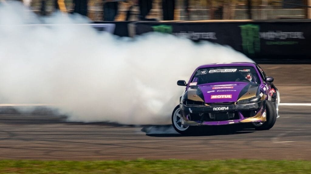 Juninho drift,piloto catarinense nos EUA,Fórmula Drift PRO-AM,drift profissional,automobilismo brasileiro,Pichau patrocínio,jovem piloto brasileiro,Santa Catarina no drift,herança no esporte,estreia internacional drift