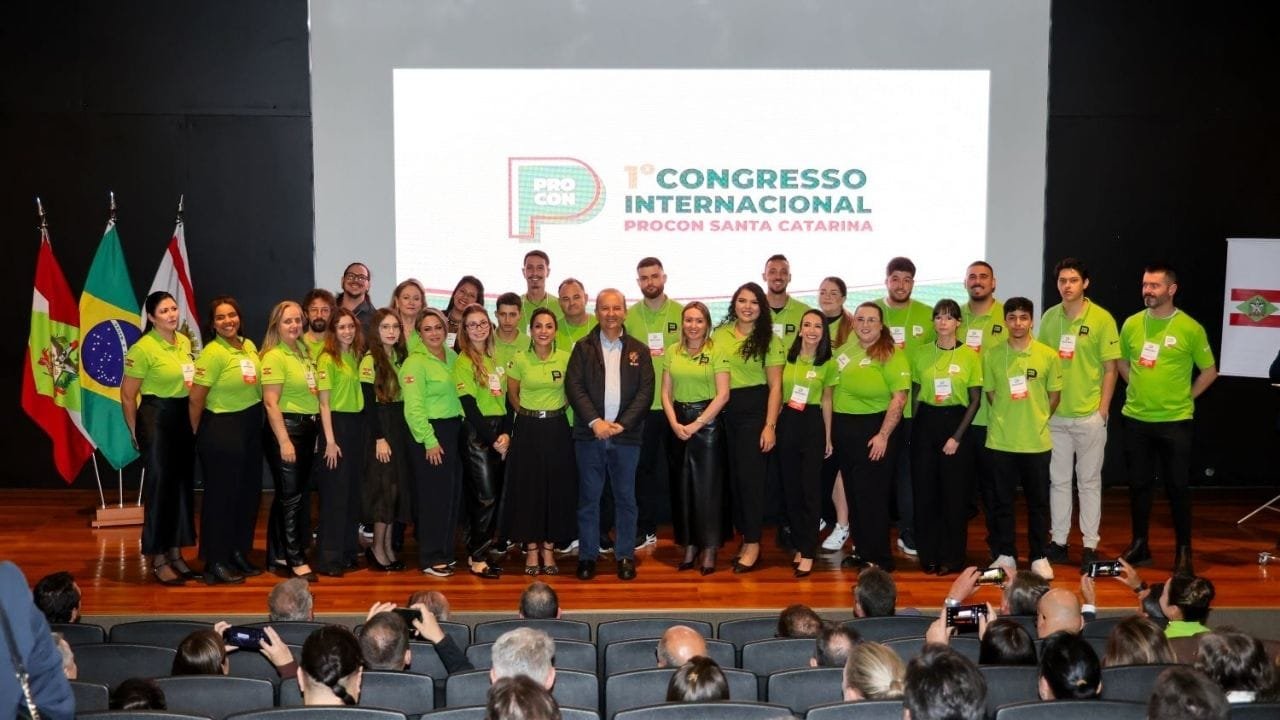 procon santa catarina,colegiado nacional dos procons estaduais,defesa do consumidor,inteligência artificial procon,operação limpa fio,poluição visual fios,segurança urbana,termos de cooperação procon,jorginho mello governador,michele alves procon,fiscalização profissional,crm sc acordo,acafe e procon,parceria celesc procon,congresso internacional procon