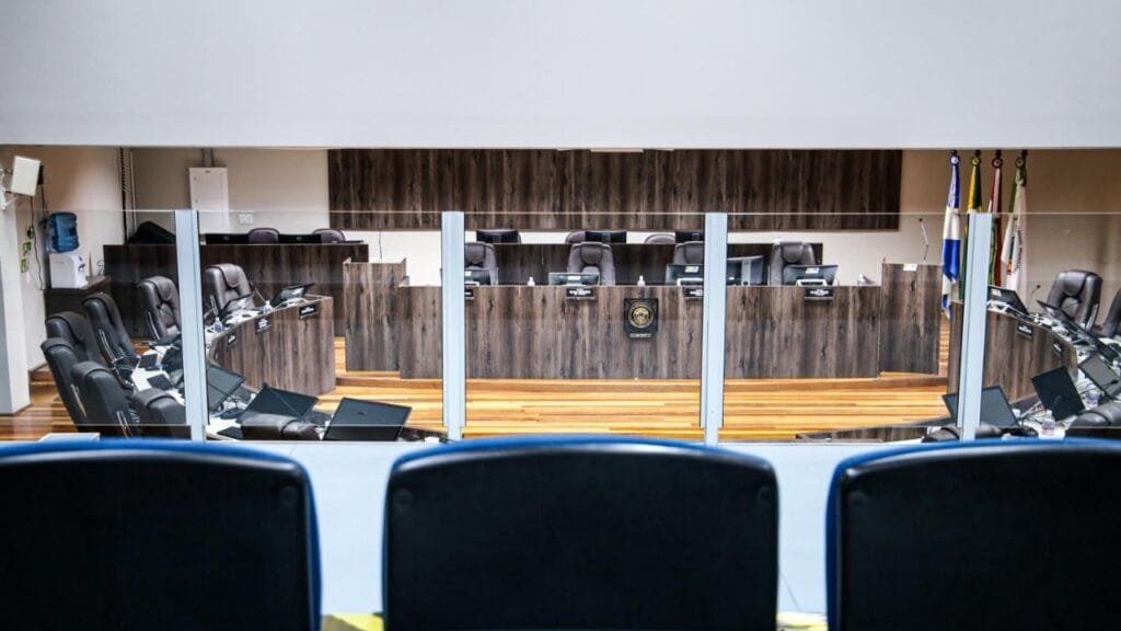 Câmara de Balneário Camboriú,pauta legislativa 10 de junho,projetos em votação,Alessandro Teco,Eduardo Zanatta,CIS-AMFRI,venda de imóveis públicos,sessão Câmara 10/06